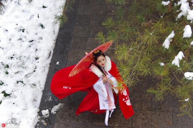 20           在古城西安小雁塔景区,一个女孩身穿汉服披着红色