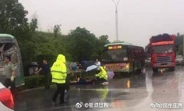 江西鹰潭公交与货车相撞 已致约10人死亡 含视频 手机新浪网