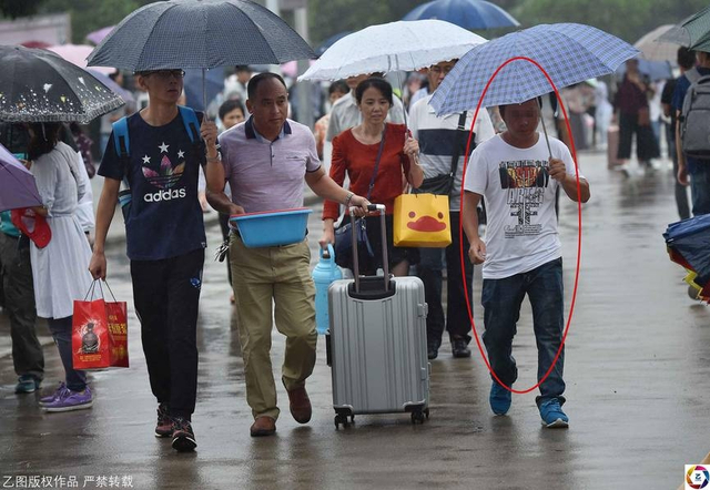 大学新生报到 陌生人扎堆校门前冒充学长行骗