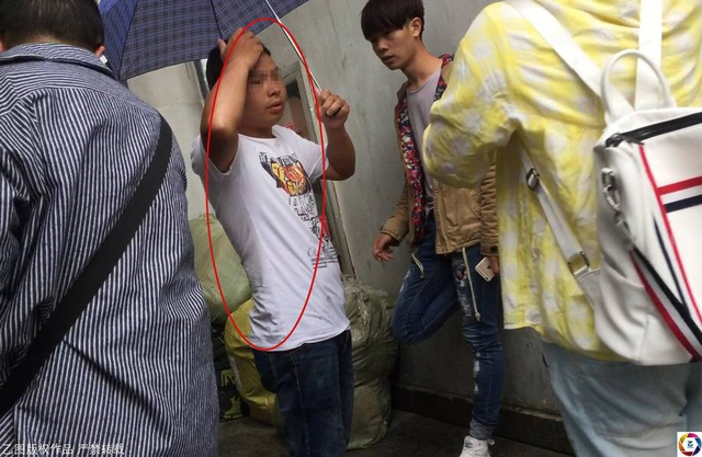 大学新生报到 陌生人扎堆校门前冒充学长行骗