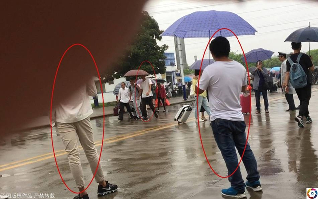 大学新生报到 陌生人扎堆校门前冒充学长行骗