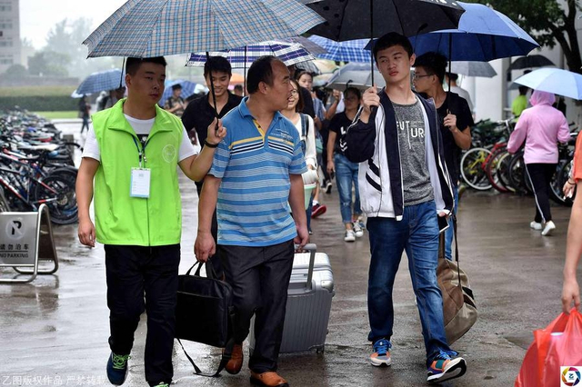 大学新生报到 陌生人扎堆校门前冒充学长行骗