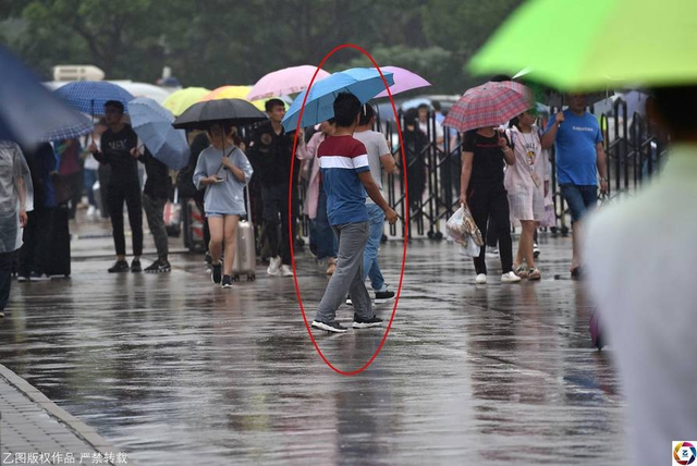 大学新生报到 陌生人扎堆校门前冒充学长行骗