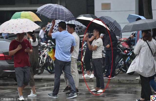大学新生报到 陌生人扎堆校门前冒充学长行骗