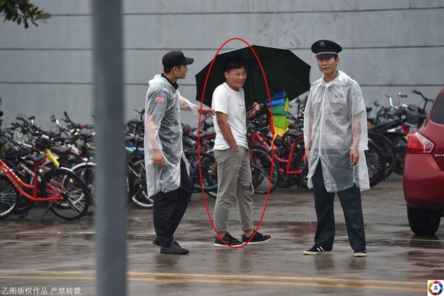 大学新生报到 陌生人扎堆校门前冒充学长行骗