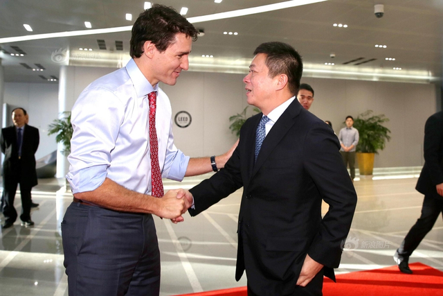 加拿大总理特鲁多访问新浪 曹国伟赠送礼物