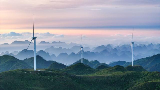 贵州黔西南州：风力发电机组矗立山间迎朝阳