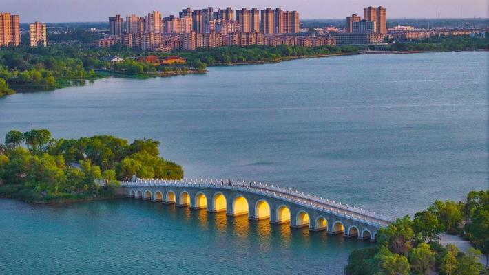 安徽淮北：夏日南湖水清岸绿 再现“金光穿洞”景观