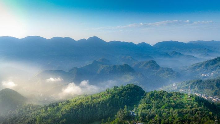 重庆：霞光薄雾萦绕诗意乡村