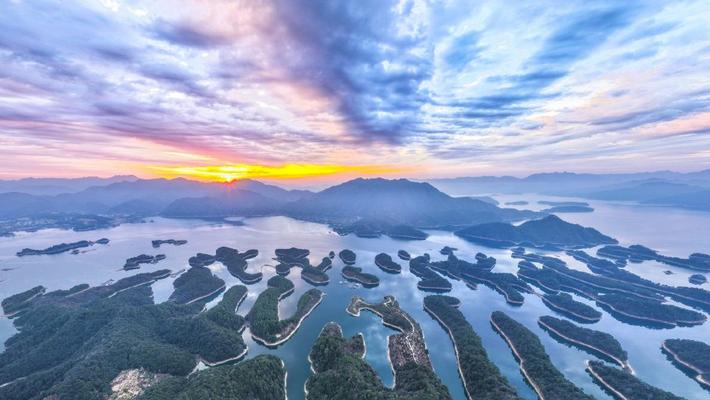 杭州：冬日千岛湖晨光似火霞红遍天