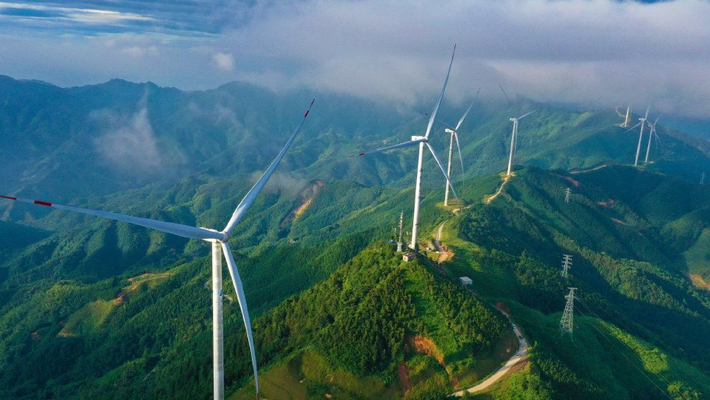 广西柳州：风力发电机与大山晨雾相映成景