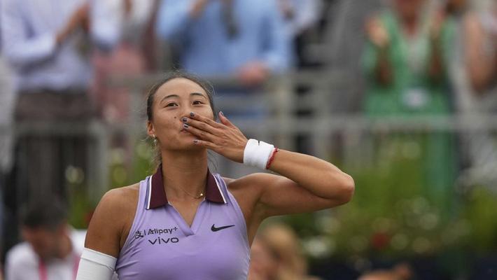 2025WTA500伦敦锦标赛女单1/4决赛：郑钦文2-0拉杜卡努
