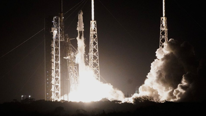 SpaceX载人“龙”飞船发射升空