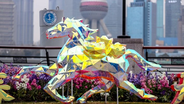 上海：北外滩骏马装饰喜迎马年春节