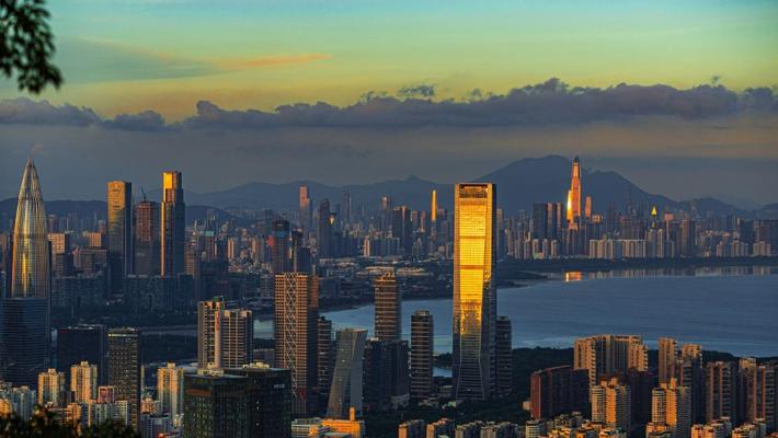 深圳：日落熔金扮靓城市建筑