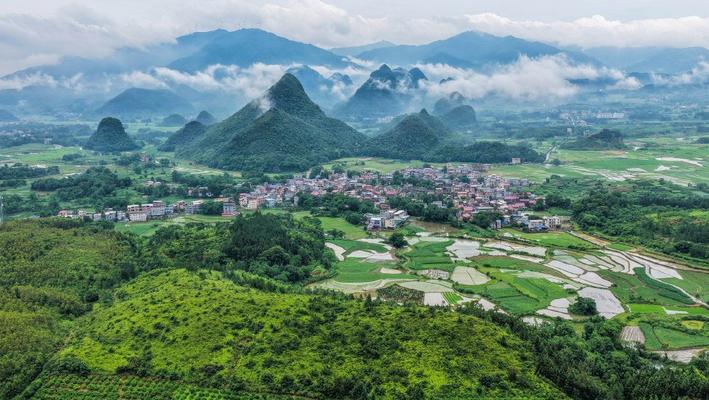 湖南永州：雨后初霁 群山云雾缭绕