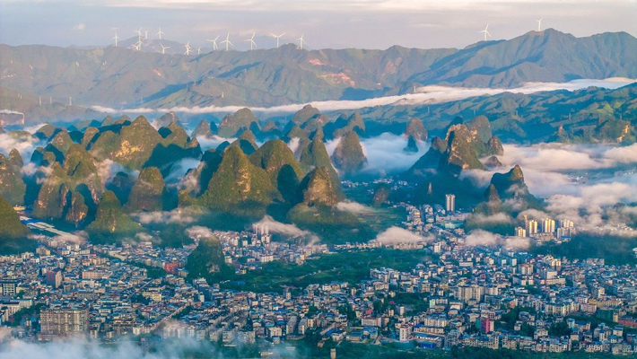 广西融水：山峦苍郁峻拔云雾缭绕