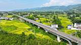 重庆：高铁穿越翠绿田园