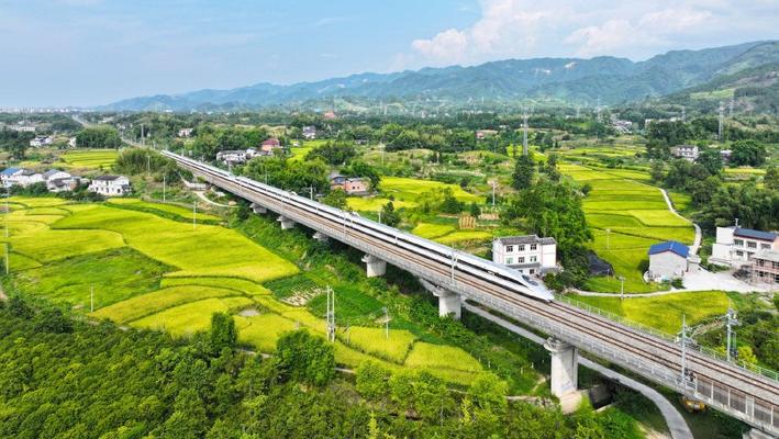 重庆：高铁穿越翠绿田园