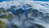 南宁：缭绕晨雾与瑶乡山峦交织绘就自然山水画