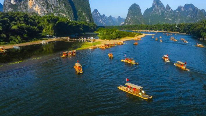 广西阳朔：游客乘竹筏赏山水风光