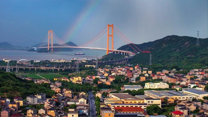 浙江舟山：夏日彩虹装扮西堠门大桥上空