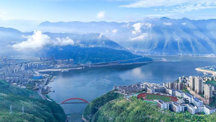 重庆：城市上空云雾缭绕 山川河流若隐若现
