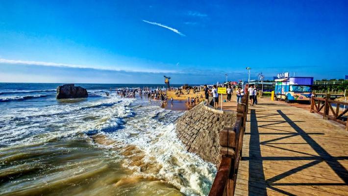 山东日照：太公岛牡蛎公园海浪翻涌