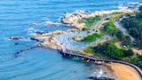 青岛：白浪碧水逐沙滩
