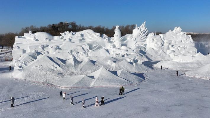 哈尔滨：雪博会百米长主塑《雪艳春》完成