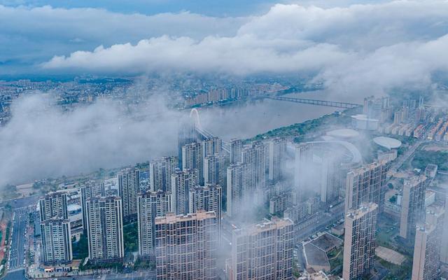 江西赣州：雨后城市云雾飘渺宛如仙境