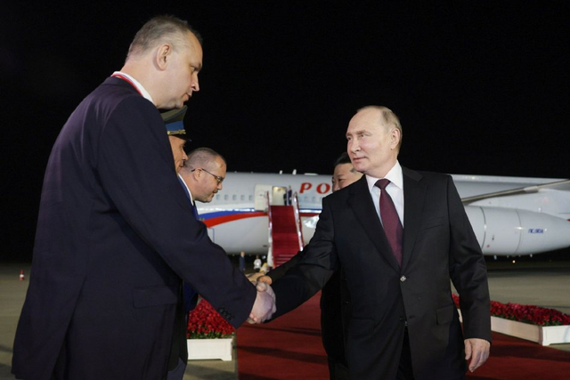 俄罗斯总统普京到中国访问的现场 w640slw.jpg