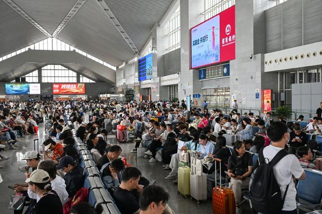 铁路“五一”假期运输旅客发送量累计超1亿人次