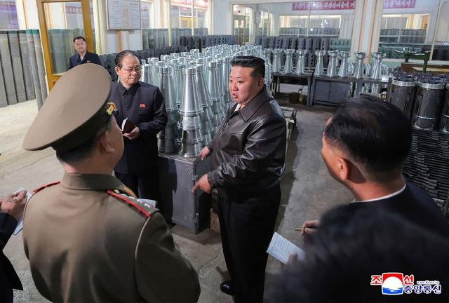 朝鲜领导人金正恩视察武器和机械制造厂