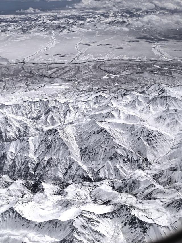 祁连山脉覆盖皑皑白雪 宛如巨龙横卧大地