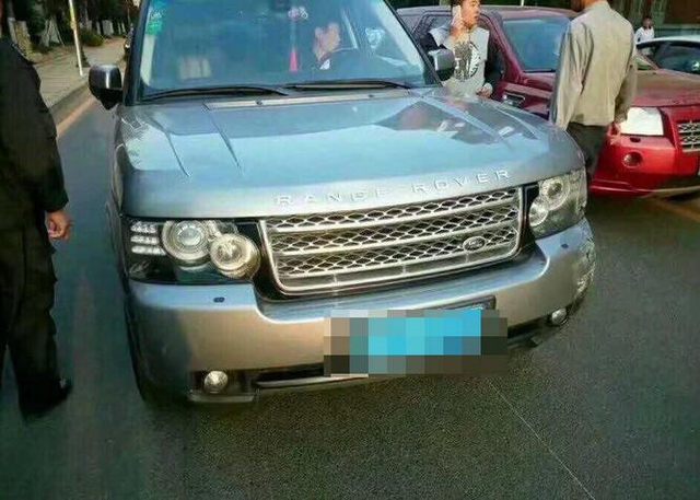 大连豪车冲人行道撞飞多名学生