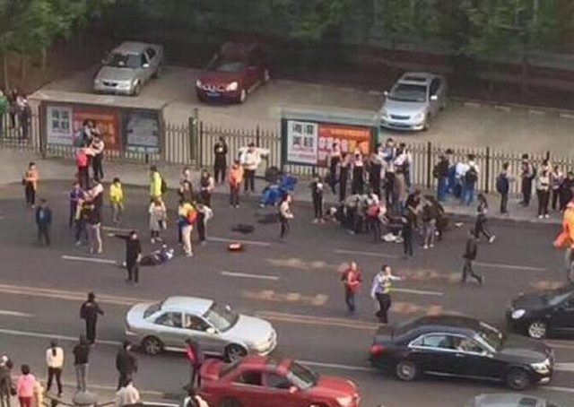 大连豪车冲人行道撞飞多名学生