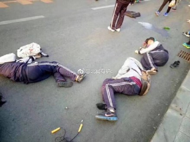 大连豪车冲人行道撞飞多名学生