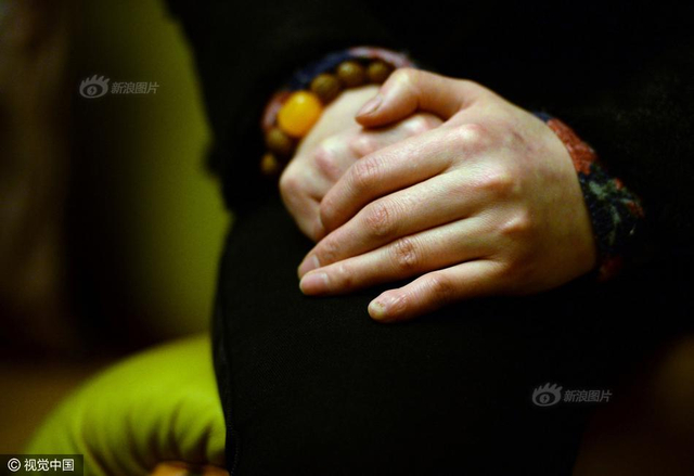 男子锁住妻子逼她与网友聊天 半年骗60万