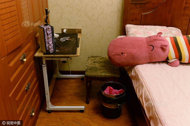 男子锁住妻子逼她与网友聊天 半年骗60万