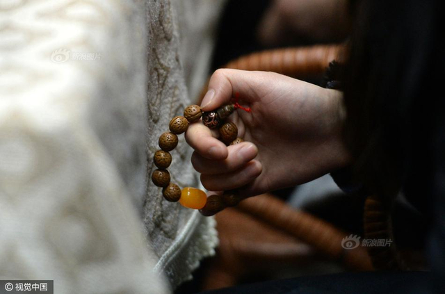 男子锁住妻子逼她与网友聊天 半年骗60万