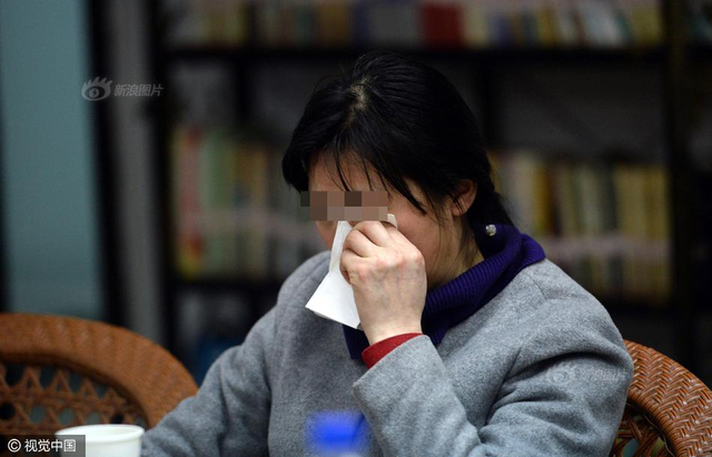 男子锁住妻子逼她与网友聊天 半年骗60万