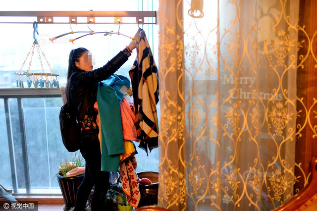 男子锁住妻子逼她与网友聊天 半年骗60万