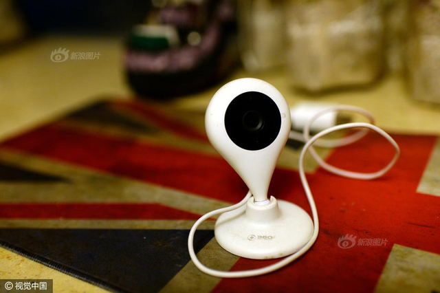 男子锁住妻子逼她与网友聊天 半年骗60万