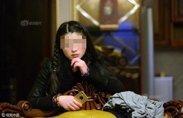 男子锁住妻子逼她与网友聊天 半年骗60万