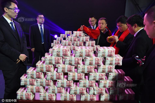 山西一公司现场派发千万现金_新浪图片
