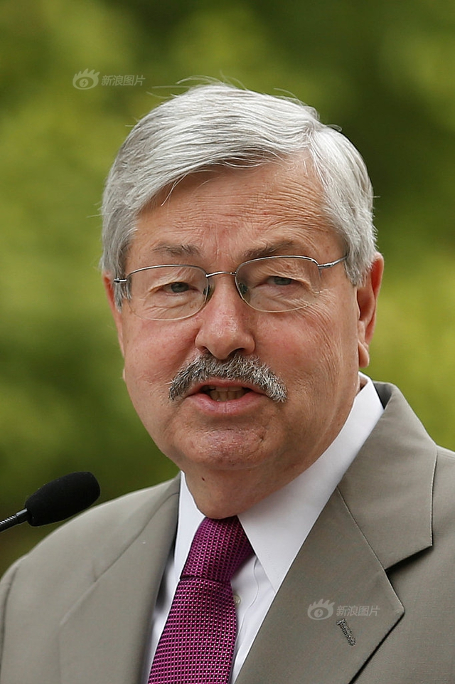 美国新任驻华大使携家人亮相