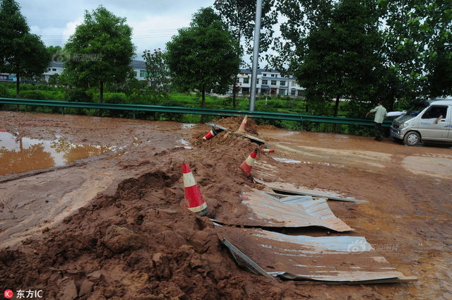 长沙黄材水库泻洪 大水从桥下汹涌而过