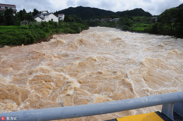 长沙水库泻洪 大水汹涌而过