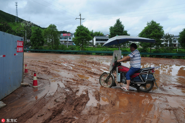 长沙黄材水库泻洪 大水从桥下汹涌而过